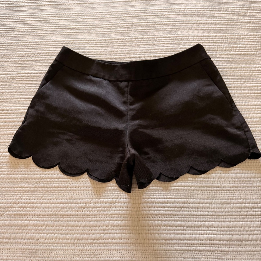 Express Women's Black Scallop Hem Shorts Side Zip Dressy Textured Pockets Size 0